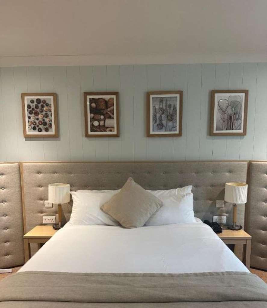 De Vere Cotswold Water Park 4*