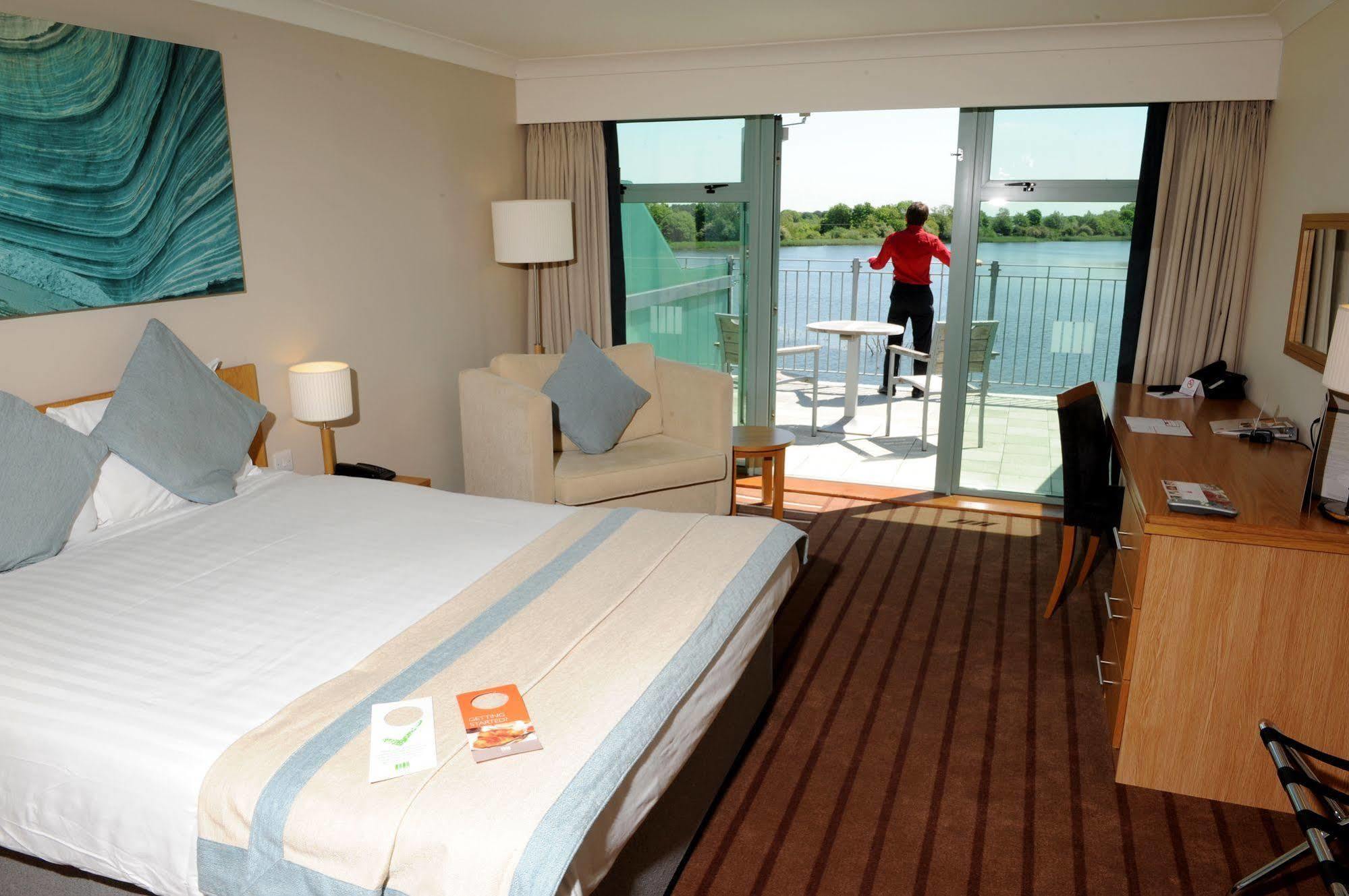 De Vere Cotswold Water Park Hotel 4*